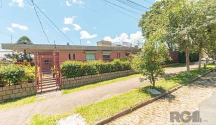 Casa de Esquina no Bairro Chácara das Pedras! Localizada na Matias José Bins, na divisa com o bairro Três Figueiras, esta residência é perfeita para quem busca conforto, espaço e praticidade em uma re