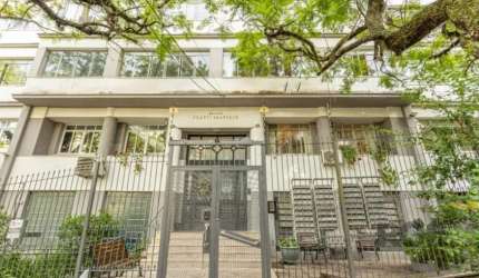 Mobiliado. Charmoso apartamento completamente reformado e decorado com 103 metros privativos. &lt;BR&gt;3 dormitórios com armários sob medida,  living  2 ambientes, lavabo, banho social, cozinha ameri