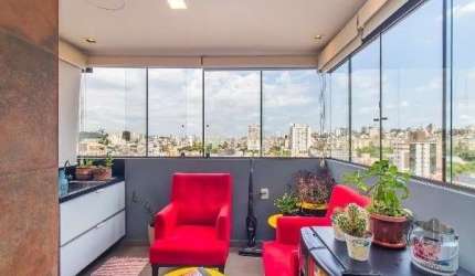 Apartamento Reformado de 2 Dormitórios com Lareira, Churrasqueira e Vista Permanente&lt;BR&gt;&lt;BR&gt;Este apartamento oferece espaços amplos e bem planejados, incluindo 2 dormitórios, living para 2