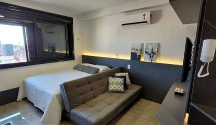 Apartamento studio de luxo de 27 m², mobiliado e decorado por arquiteto, com todos móveis planejados e eletros e 1 vaga de garagem, no bairro Mont Serrat. Edifício de alto padrão construtivo, projetad