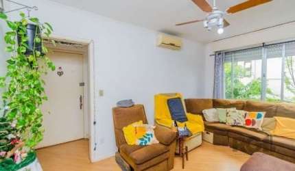 Apartamento com 2 dormitórios, no bairro bela vista de Porto Alegre, com 71m² privativos, box coberto, living amplo, cozinha com armários, área de serviço com dependência e banheiro auxiliar, insolaçã