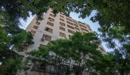 Apartamento de três quartos, de fundos, com excelente iluminação natural. Possui banheiro social amplo e ventilação direta. Conta com sala de recepção integrada a um espaço para escritório, sala de TV
