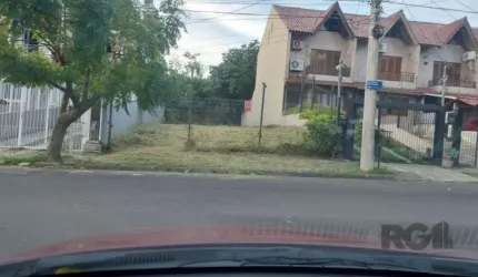 Oportunidade imperdível! &lt;BR&gt;Terreno localizado no Loteamento Caminho do Sol, no bairro Guarujá, em Porto Alegre.&lt;BR&gt; Com uma área total de 207,5 m², este terreno plano é ideal para constr