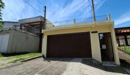 Excelente oportunidade no bairro Tristeza! Esta linda casa com 4 dormitórios oferece o espaço e conforto que você procura. Com uma ampla sala de estar, cozinha campeira com churrasqueira, cozinha adic