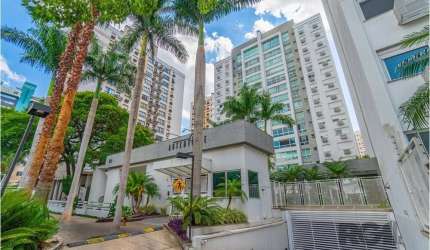 Apartamento semimobiliado, 107 m², 3 dormitórios, sendo 1 suíte e 2 vagas cobertas no Passo da Areia. O imóvel possui living amplo para 2 ambientes, churrasqueira, lareira, lavabo, banheiro social, es