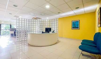 Excelente oportunidade de aquisição no Lincoln Center,  na Avenida Carlos Gomes, 1000 - Porto Alegre. Este conjunto/sala no bairro Auxiliadora oferece uma área privativa de 161,76 m², ideal para quem 