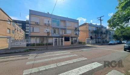 Excelente apartamento à venda localizado na Rua Dom Diogo de Souza,  em frente ao Colégio São Judas, próximo a Assis Brasil no bairro Cristo Redentor em Porto Alegre. Este imóvel conta com área constr