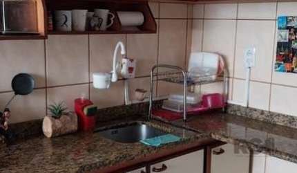 Excelente apartamento com  living para dois ambientes, dois dormitórios, banheiro,  cozinha com área de serviço.&lt;BR&gt;Condomínio com portaria eletrônica e portaria 12 horas, câmeras de segurança ,
