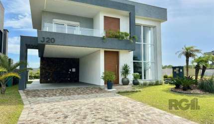 Localizada no prestigioso Condomínio Costa Serena, esta espetacular residência é a verdadeira definição de luxo e conforto, com o mar aos seus pés! Com 349 m² de área construída, a casa possui 5 suíte