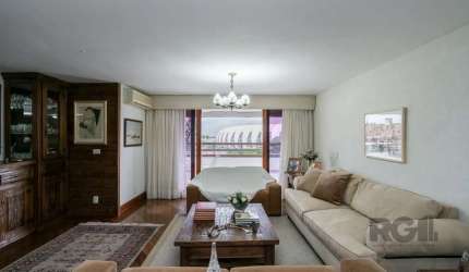 Apartamento para comprar impecável de 259 m² em prédio tradicional da cidade, com 3 dormitórios sendo 1 suíte, living com ambiente de estar e jantar com acesso para amplo terraço externo com vista par