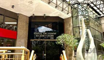 EXCELENTE OPORTUNIDADE,, SALA COMERCIAL localizada  no Centro Empresar EUGENIO GUDIN NO CORACAO DA CARLOS GOMES, na avenida Carlos Gomes,  no bairro Auxiliadora em Porto Alegre,  A sala possui 47,50 m