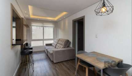 Apartamento com 2 dormitórios, mobiliado com móveis planejados.&lt;BR&gt;Imóvel reformado, armários sob medida e split nos dormitórios, living para 2 ambientes, cozinha estilo americana, banheiro soci