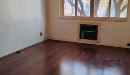 Apartamento 3 dormitórios no coração do bairro Moinhos de Vento, ideal para investimento, com 104 metros privativos, de frente para rua arborizada, em parte plana do bairro.&lt;BR&gt;Imóvel necessita 