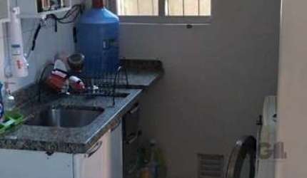 Apartamento  com 2 dormitórios, sala, cozinha, banheiro e vaga de estacionamento, no bairro Glória, em Porto Alegre/RS,   localizado na zona sul. O bairro é basicamente residencial, dispondo de pequen