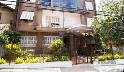 Apartamento de 02 dormitoriós, amplo, com banheiro social, sala, cozinha e área de serviço separadas. Localizado em rua residencial com fácil acesso a onibus e taxi, mercados e farmácias. Faz esquina 