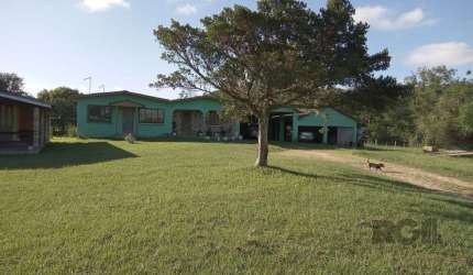 Sítio na Lomba do Pinheiro, com 2 casas no terreno.&lt;BR&gt;&lt;BR&gt;Excelente Sítio no Lami, divisa com a Lomba do Pinheiro, 6 Hectares, benfeitorias, nascentes.&lt;BR&gt;Venha descansar em lugar s