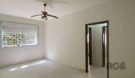 Apartamento térreo com 60m² privativos, de fundos, silencioso, com 2 dormitórios podendo fazer escritório/ estúdio ou deixar a sala mais ampla, 1 banheiro social, 1 cozinha, 1 sala de estar podendo un