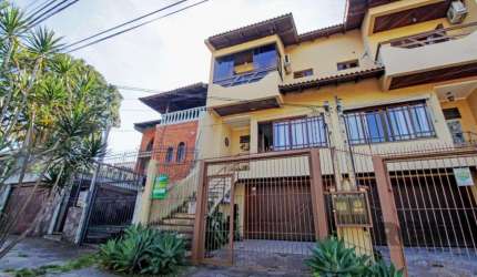 Descubra o charme e conforto desta encantadora casa geminada. Ao entrar, você será recebido por uma espaçosa sala, complementada por um lavabo conveniente. A cozinha americana oferece praticidade e es