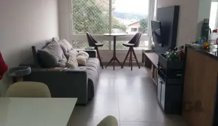 Venda de apartamento de 2 quartos com uma suíte e 2 banheiros. Com ar condicionado, churrasqueira , junker, cortinas de mármore, mobiliada toda nova, 2 vagas de garagem e elevador.&lt;BR&gt;&lt;BR&gt;