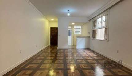Apartamento reformado, bem localizado e próximo a várias comodidades&lt;BR&gt;&lt;BR&gt;Este espaçoso apartamento possui dormitórios com sacada, ampla sala para 3 ambientes, copa, cozinha, banheiro so