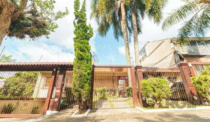 **Casa à Venda no Bairro Chácara das Pedras - Porto Alegre**  &lt;BR&gt;&lt;BR&gt; **Localização Privilegiada:** Próxima ao Shopping Iguatemi, em um terreno amplo de 16,50 x 33,00 metros, totalizando 