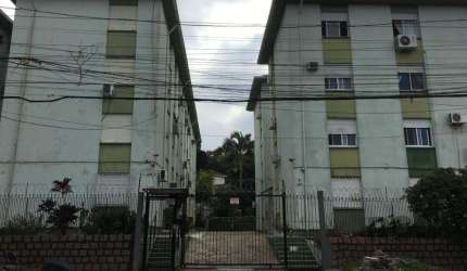 Ótimo Apartamento de 1 Dormitório, sala, Banheiro com Blindex e pia, Cozinha com armários cooktop mais bancada, piso na cozinha em porcelanato, área de serviço, piso nas partes quentes parquet, Bem Lo
