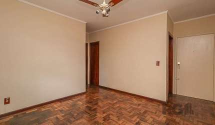 Apartamento próximo a Rua Icaraí, no Bairro Cristal, com 2 quartos, 1 banheiro social com box, 50,37 m2, 1° andar, frente, cozinha com pia e armários, área de serviço fechada.<BR>Prédio gradil e
