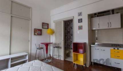 Excelente apto. JK com 19,70m2 , banheiro social, cozinha com armários, piso laminado, semi mobiliado, port. 24:00hrs, 02 elevadores.&lt;BR&gt;&lt;BR&gt;&lt;b&gt;CONHEÇA O BAIRRO CENTRO HISTÓRICO&lt;/