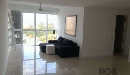 Excelente apartamento de 102m², 3 dormitórios, 1 suíte, 3 banheiros, Box duplo para 2 vagas, no bairro Vila Ipiranga. Suíte com espaço para closet, piso laminado nos dormitórios, living 2 ambientes , 