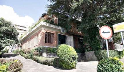 Casa de 04 dormitórios, uma suíte, para alugar ,234m² bairro Petrópolis/Porto Alegre.&lt;BR&gt;&lt;BR&gt;Casa residencial ou comercial,04 dormitórios,01 suíte, de esquina ,escritório,05 banheiros,03 v