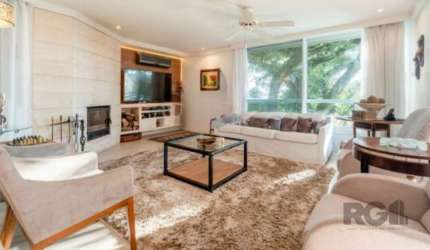Casa em condomínio com 367m², 04 andares muito bem distribuídos, elevador privativo e uma vista deslumbrante.&lt;BR&gt; 1º pavimento encontramos amplo ateliê muito espaçoso com banheiro, churrasqueira