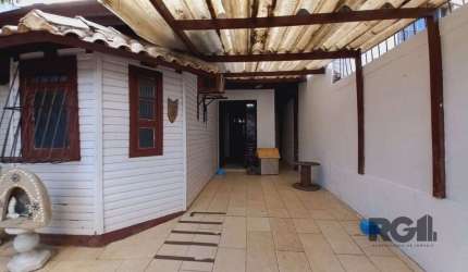 Casa com 83m² localizada no bairro São Geraldo em Porto Alegre/RS. &lt;BR&gt;&lt;BR&gt;O imóvel possui 83m² privativos, 1 quarto, sala e cozinha integradas, e um banheiro social. Na parte dos fundos, 
