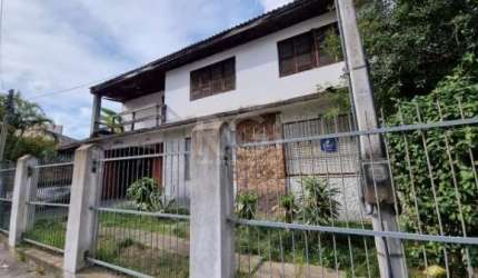 Terreno plano medindo 12,50x24,40 de extensão por um lado e 12.50x25,14 pelo outro lado.Neste terreno tem uma casa de alvenaria, sem averbação da área construída. Próxima a Anita Garibaldi, próximo a 