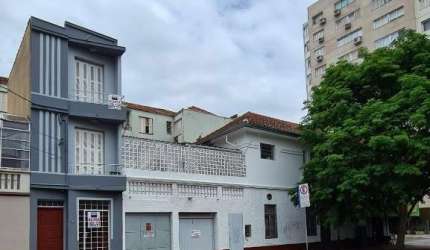 Edifício (prédio) com 03 apartamentos de 01 dormitório no Bairro Auxiliadora - Edifício com hall, escadaria e três apartamentos, sendo o térreo com potencial de loja, com entrada pela calçada e intern