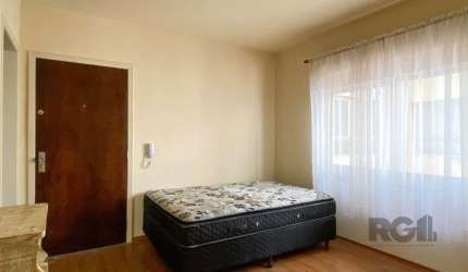 Apartamento mobiliado de 30 m², peça única de quarto/sala bastante ampla, cozinha com área de serviço e banheiro social. Boa iluminação e ventilação cruzada.&lt;BR&gt;&lt;BR&gt;Prédio enxuto com baixo