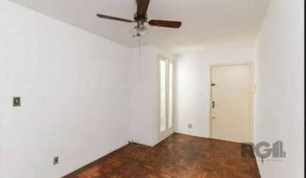 Apartamento  de 1 dormitório no Bairro Santana com 40m de área privativa, living com ventilador de teto,1 banheiro social que possui box, cozinha e área de serviço. Condomínio em ótima localização pró