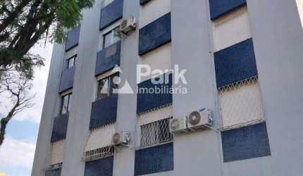 EXCELENTE OPORTUNIDADE - APARTAMENTO DE FRENTE COM 03 DORMITÓRIOS, SALA 2 AMBIENTES, COZINHA, AREA DE SERVIÇO, BANHEIRO, GARAGEM ESCRITURADA - PRÉDIO COM ELAVADOR. APTO. DESOCUPADO - PROXIMO A PUCRS -