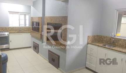 Excelente  apartamento desocupado em  andar alto, 2 dormitórios  amplos, ensolarados, living para 2 ambientes , sala de estar e sala de jantar. 2 banheiros,  banheiro social e lavabo. Cozinha com arma