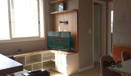 Excelente apartamento de 2 dormitórios, com cozinha montada , living em 2 ambientes, sala de estar e jantar integradas com armários, área de serviço, banheiro com box de vidro, lavabo e  dependência d