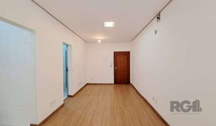 Vendo excelente apto JK, TODO REFORMADO, cozinha, banheiro, área de serviço, garden &lt;BR&gt;Na melhor localização do bairro São João, próximo ao comércio local, ponto de ônibus, farmácias, e rápido 