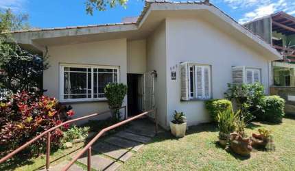 Casa que pode ser considerada térrea para uso. Você tem entrada pela garagem coberta para 2 carros ou acesso de carro pelo pátio, com vaga para mais 2 carros. Pátio da casa grande, com deck e com pisc