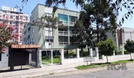 Apartamento com 2 dormitórios, impecável, living para 2 ambientes, sala jantar, cozinha montada, área de serviço e banheiro auxiliar, todo em laminado novíssimo, roupeiro modulado, ensolarado e arejad
