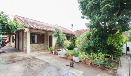 Casa térrea com  hall de entrada ,4 dormitórios, sendo duas suítes , duas salas , copa cozinha , lavanderia , churrasqueira , jardim de inverno, banheiro social, amplo pátio com, uma sala depósito, , 