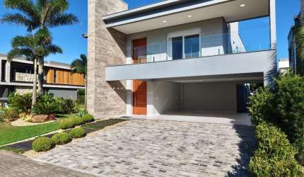 Está à venda uma incrível casa no Condomínio Velas da Marina, com 432 m² de área construída, oferecendo conforto e sofisticação em cada detalhe. Com 4 suítes, sendo uma delas master com closet e banhe