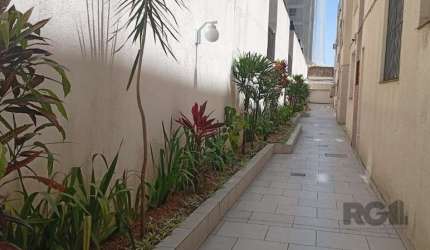 Apartamento 2 dormitórios , terreo elevado, lateral, bairro cidade baixa- Porto Alegre&lt;BR&gt;Apartamento 2 dormitórios térreo elevado,  lateral, living 2 ambientes, 1 banheiro social, área de servi