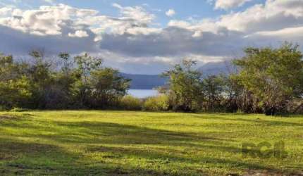 Descubra a tranquilidade de viver em um sítio localizado na Estrada Da Tapera, 1050, em Capão da Canoa. Com uma ampla área total de 4.000 m² e 190m² de área privativa, este imóvel possui 3 dormitórios