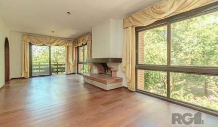 Descubra o seu próximo lar no coração da Vila Assunção, um dos bairros mais desejados de Porto Alegre! Este espaçoso apartamento de 157,22 m², situado na Rua Doutor Castro de Menezes, no andar térreo 