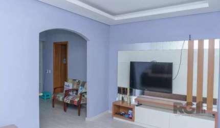 Ótima casa de 3 dormitórios no bairro Jardim Carvalho! São 164m² de área privativa distribuídas em sala de estar, sala de jantar, espaçosa cozinha, 3 dormitórios sendo 1 suíte, banheiro social, área d