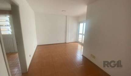 Excelente JK com sacada aberta, predio com elevador e jardim, localizado no bairro Azenha, proximo a todos os recursos que o bairro oferece.&lt;BR&gt;Comercios, serviços restaurantes e transport publi