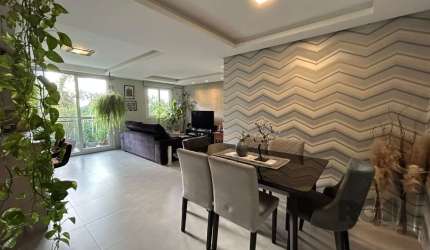 LINDO APARTAMENTO SEMI MOBILIADO. &lt;BR&gt;3 dormitórios ( transformando em 2 com living estendido), apenas 4 minutos do Shopping Iguatemi. &lt;BR&gt;O apartamento possui 1 suíte, com mais 1 banheiro